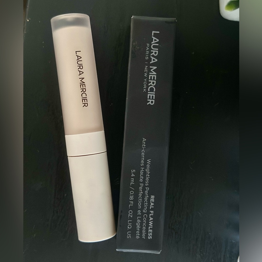 Laura Mercier
Real Flawless Weightless Perfecting Serum Concealer